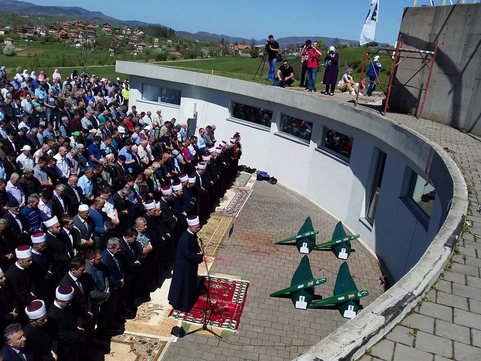 Kolektivna dženaza i ukop za osam ubijenih Vlaseničana